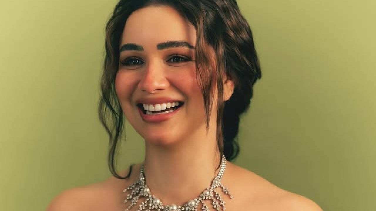 साराने नुकतेच सोशल मीडियावर काही फोटो शेअर केले असून, त्यामध्ये तिचा पारंपरिक आणि आधुनिक स्टाइलचा सुंदर मिलाफ पाहायला मिळत आहे. साराने पेस्टल ग्रीन बनारसी साडी नेसली असून, या लूकमध्ये ती अतिशय एलिगंट आणि रॉयल दिसत आहे.