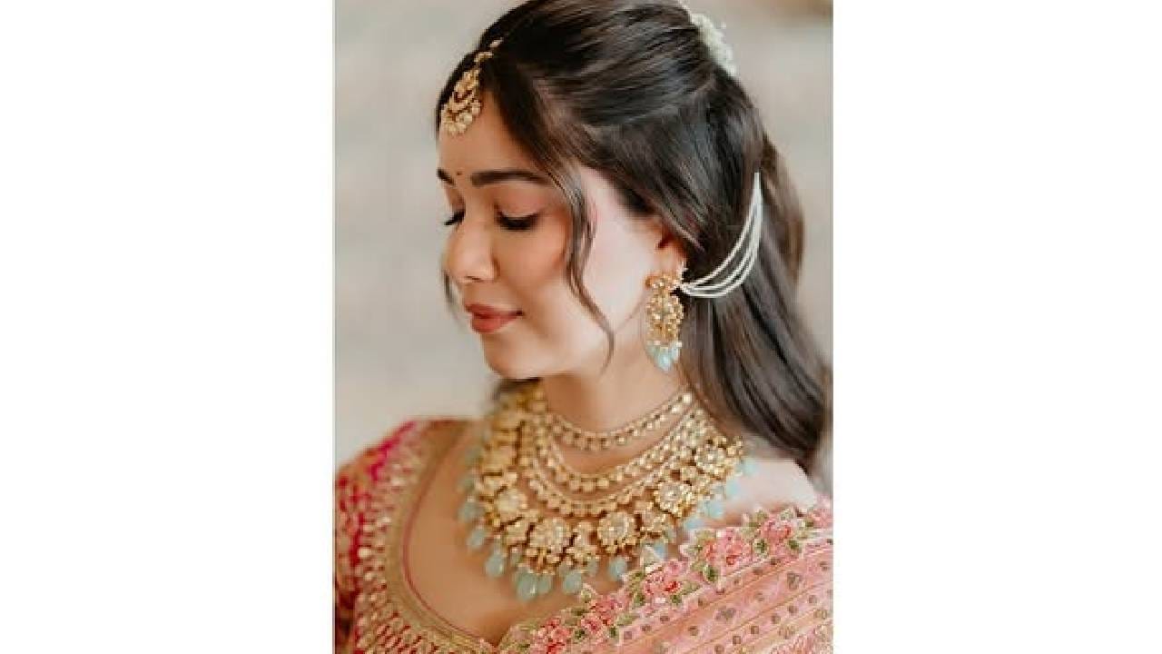 साराने आपल्या लूकसाठी अतिशय साधा आणि एलिगंट मेकअप केला आहे. तिने केसांचा लो बन बांधला असून, पुढील बाजूस काही बटा मोकळ्या सोडल्या आहेत. त्यामुळे तिच्या लूकला सॉफ्ट आणि ग्लॅमरस टच मिळाला आहे. हातातील फुलांचा सुंदर गुच्छ तिच्या या लूकमध्ये आणखी भर घालताना दिसत आहे.