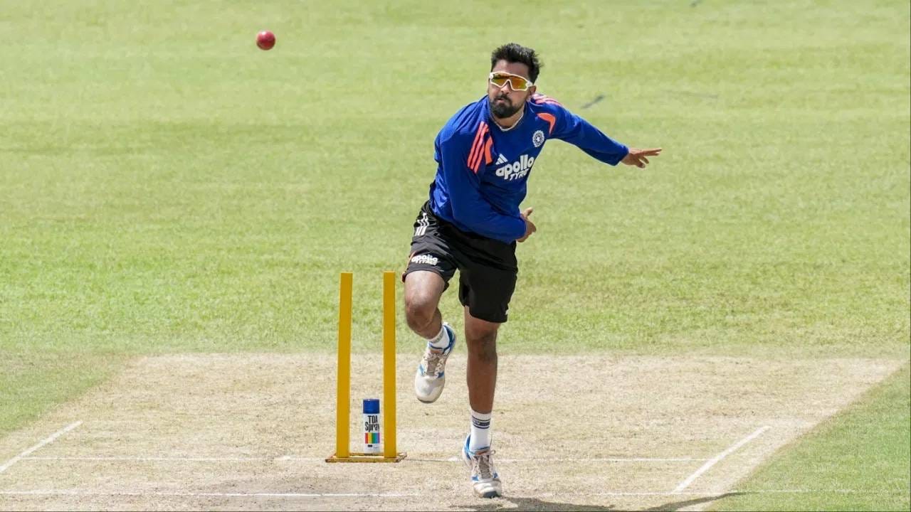 भारताच्या कसोटी संघात पदार्पण करणारा सारांश जैन हा सर्वात वयस्कर खेळाडू ठरला आहे. यासह त्याने सबा करीमच्या नावावर असलेला 26 वर्षे जुना विक्रम मोडीत काढला आहे. सबा कमीने 32 वर्षे 11 महिने आणि 28 दिवसांचा असताना संघात पदार्पण केलं होतं. तर सारांश जैनने 33 वरषे 4 महिने आणि 24 दिवसांचा असताना पदार्पण केलं आहे. (Photo: PTI)