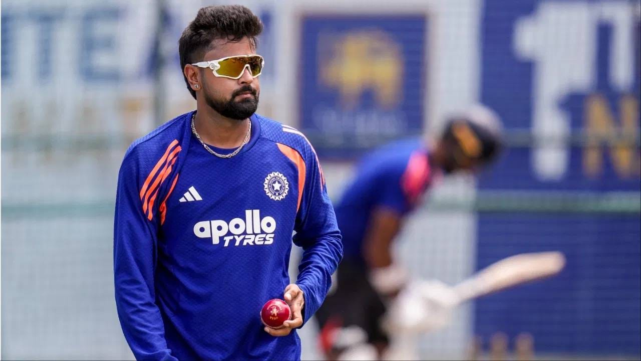 कसोटी क्रिकेट कारकि‍र्दीत नो बॉल टाकणार सारांश जैन चौथा भारतीय गोलंदाज ठरला आहे. नो बॉलपासून कसोटी कारकि‍र्दीला सुरूवात करणारा पहिला भारतीय फिरकीपटू ठरला आहे. (Photo: PTI)