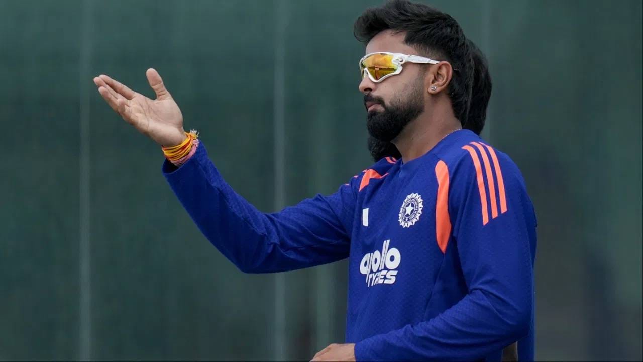 आकडेवारीनुसार, सारांश जैन जगातील 15वा खेळाडू ठरला असून त्याने कसोटी क्रिकेट कारकि‍र्दीची सुरूवात नो बॉल टाकून केली. म्हणजे कसोटी क्रिकेटच्या कारकि‍र्दीच्या सुरूवातीला नो बॉलचा ठपका लागला आहे. (Photo: PTI)