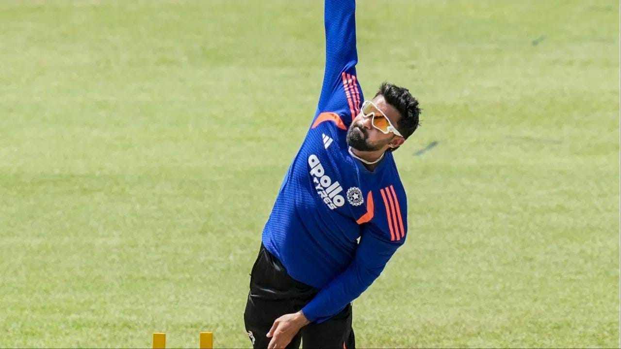 कोलंबोत श्रीलंकेविरुद्धच्या दुसऱ्या कसोटी सामन्यात सारांश जैनला पदार्पणाची संधी मिळाली. पण त्या या सामन्यात टाकलेला पहिलाच चेंडू नो बॉल होता. यासह त्याने निवडक खेळाडूंच्या यादीत स्थान मिळवलं आहे. खरं तर या यादीत दिग्गज खेळाडू असून त्यांची सुरूवात अशीच झाली होती.(Photo: PTI)