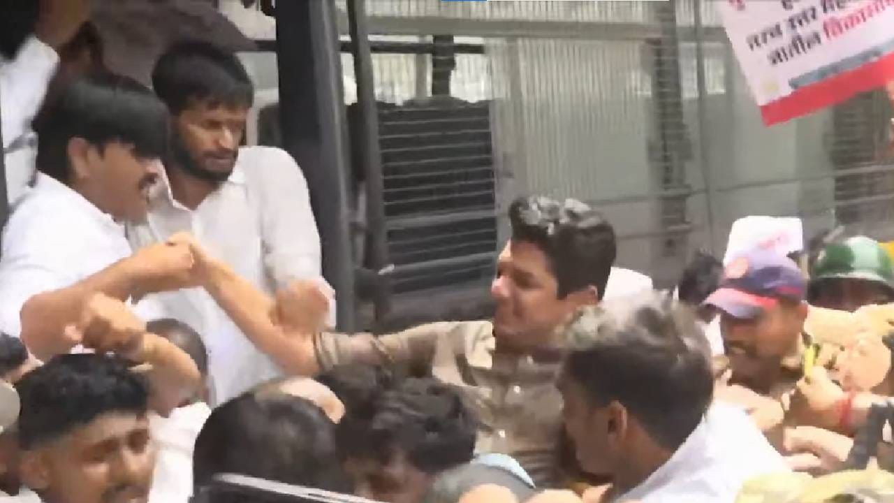 पुणे-नाशिक डायरेक्ट रेल्वे प्रकल्पाबाबत केंद्र सरकारने सकारात्मक निर्णय घ्यावा, या मागणीसाठी आज पुणे-नाशिक महामार्गावर ठिकठिकाणी चक्काजाम आंदोलन करण्यात येत आहे. आमदार सत्यजीत तांबे यांनी या रेल्वे प्रकल्पाच्या भवितव्याबाबत चिंता व्यक्त केली होती.