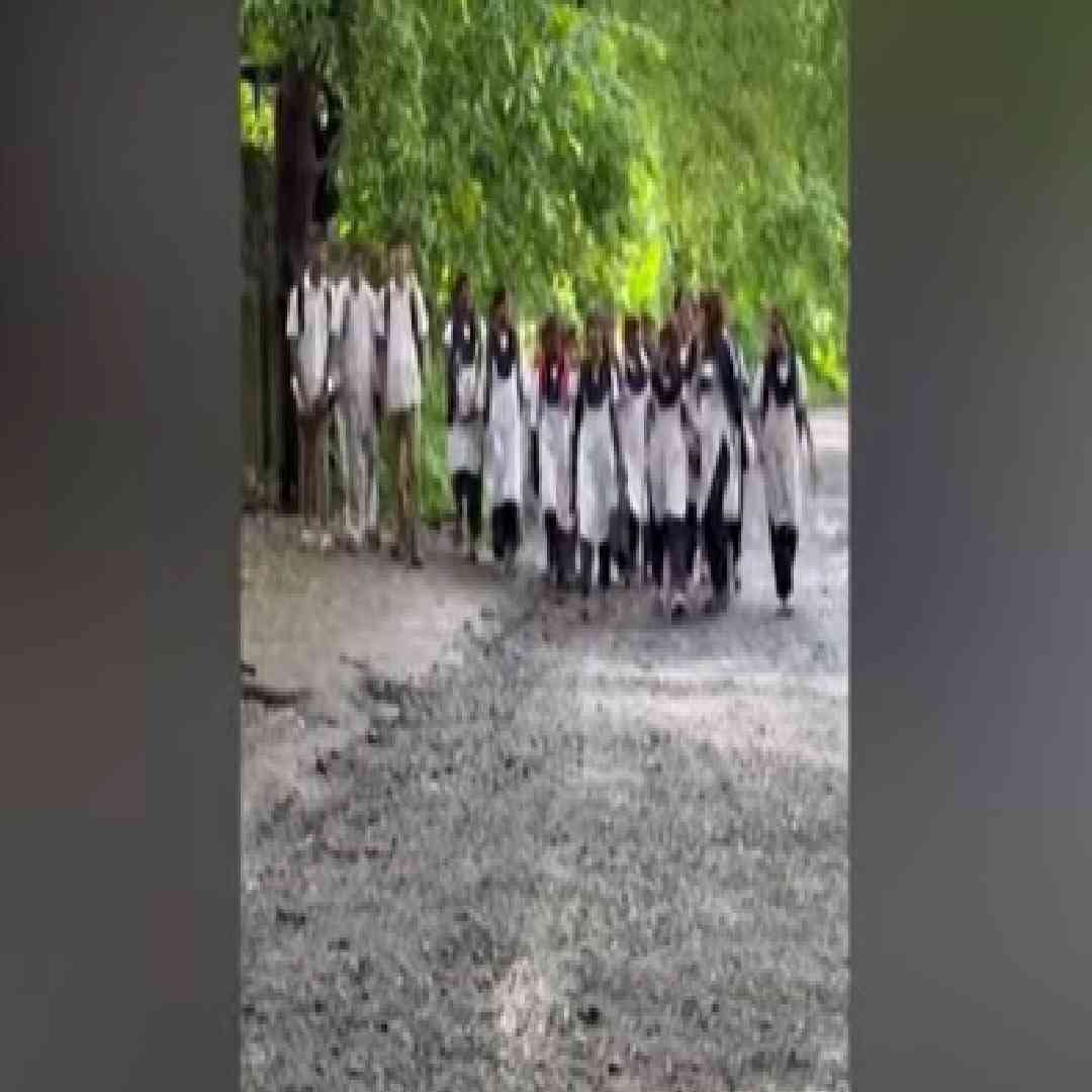 काही दिवसांपूर्वी रायगड जिल्ह्यातील कर्जत तालुक्यातील कोंदिवडे येथील विद्यार्थिनींनी रस्त्याची दुरावस्था मांडली होती. त्यांनी बनवलेला एक व्हिडिओ सोशल मीडियावर प्रचंड व्हायरल झाला होता.