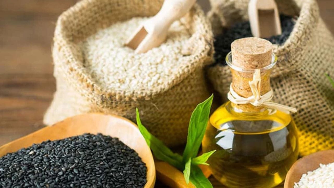 ३. तिळाचे तेल - तिळाच्या तेलामध्ये सेसामोल आणि सेसामिनसारखे अँटीऑक्सिडंट्स असतात, जे कोलेस्ट्रॉलची निरोगी पातळी राखण्यास आणि एलडीएल कणांना ऑक्सिडेटिव्ह नुकसानापासून वाचवण्यास मदत करू शकतात. ड्रेसिंग, डिप्स किंवा अशा पदार्थांमध्ये याचा वापर करा जिथे त्याची विशिष्ट चव चांगली लागते.