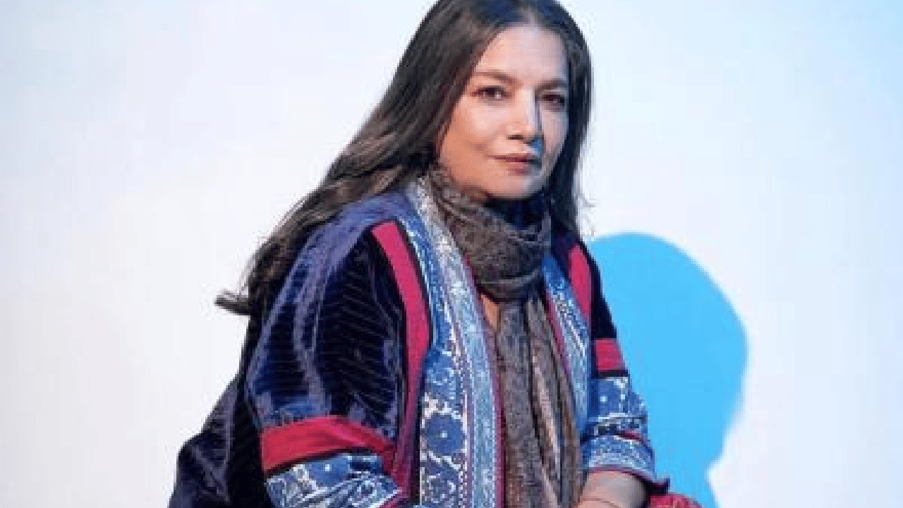 मात्र, आज यशाच्या शिखरावर असलेल्या शबाना आझमी यांचा संघर्षाचा काळही तितकाच प्रेरणादायी आहे. अभिनय क्षेत्रात येण्यापूर्वी त्या आपल्या कुटुंबाला आर्थिक मदत करण्यासाठी काम करायच्या. महाविद्यालयात प्रवेश घेण्यापूर्वी त्यांनी पेट्रोल पंपावर सुमारे तीन महिने कॉफी विक्रीचे काम केले होते. या कामातून त्यांना दररोज केवळ 30 रुपये मिळत असत.