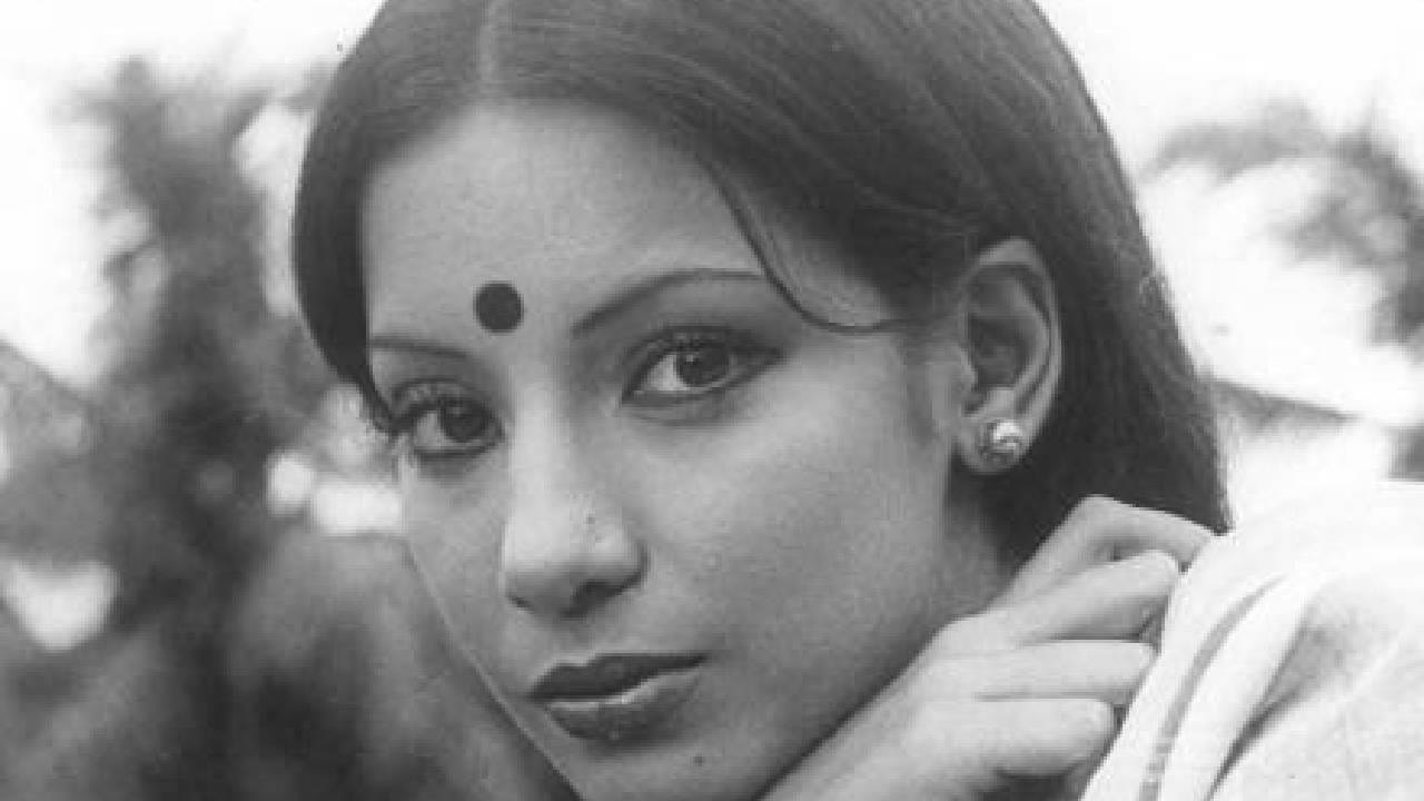 शबाना यांच्या आई शौकत आझमी यांच्या आत्मचरित्रातून त्यांच्या आयुष्यातील हा संघर्षमय टप्पा समोर आला आहे. मोठ्या पडद्यावर झळकण्यापूर्वी त्यांनी केलेले हे साधे काम त्यांच्या मेहनतीची आणि कुटुंबासाठी काहीतरी करण्याची जिद्द दाखवते.