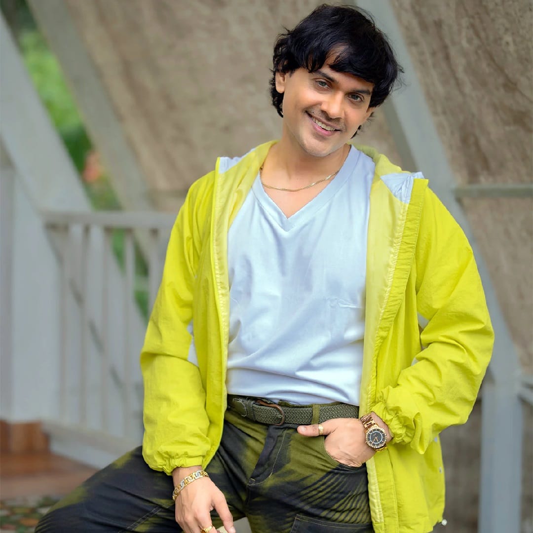 शेक्सपिअर म्हणतो, लोक हात जोडून त्यांच्याकडे यायचे आणि त्यांच्या सहवासात किंवा त्याच्यासोबत काम करण्याची विनंती करतात. अभिनेता म्हणतो, "मला तुमच्यासोबत काम करायचं आहे; कृपया मला काम करण्याची संधी द्या."