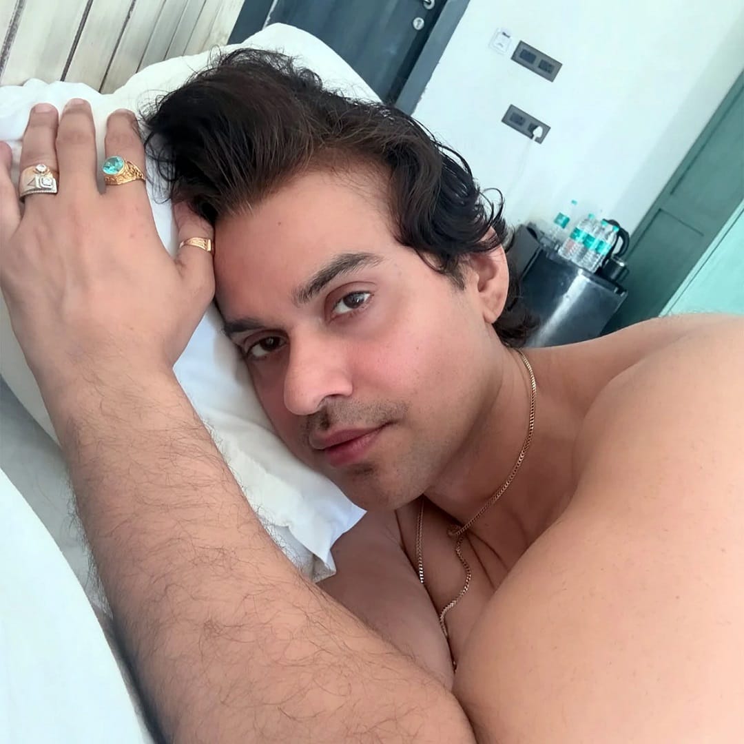  बॉलिवूड आणि टीव्ही विश्वात येणाऱ्या प्रत्येक कलाकाराचं भग्य चमकतं असं  काहीही नाही. कलाकारांना अनेक संकटांचा सामना करावा लागतो. अनेकांना इंडस्ट्रीमध्ये स्वतःला टिकवून ठेवण्यासाठी बी ग्रेड सिनेमात देखील काम करावं लागतं... 