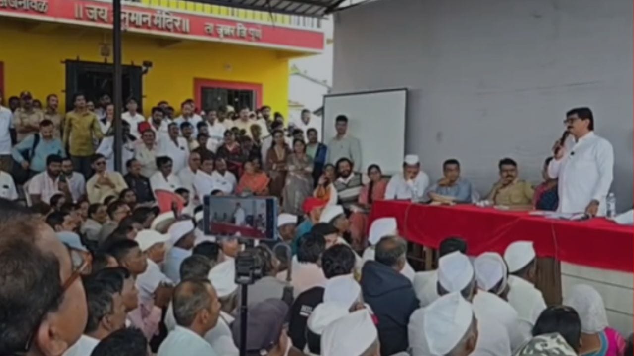 ज्या आमदाराला आणण्यासाठी शिंदेंनी पाठवलं हेलिकॉप्टर, त्याचीच भरसभेत पत्रकारांना धमकी, म्हणाला बघून घेतो... ज्या आमदाराला आणण्यासाठी शिंदेंनी पाठवलं हेलिकॉप्टर, त्याचीच भरसभेत पत्रकारांना धमकी, म्हणाला बघून घेतो...