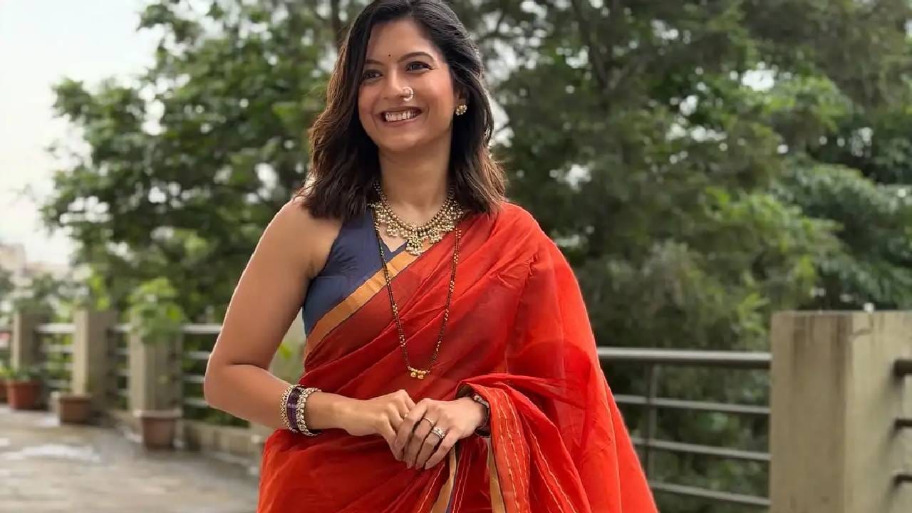या लूकसोबत शर्वरीने गळ्यात पारंपरिक चोकर हार आणि मंगळसूत्र घातलं आहे. नाकातील नाजूक नथ तिच्या सौंदर्यात आणखी भर घालताना दिसते. हातात बांगड्या, घड्याळ आणि बोटांमध्ये अंगठ्या घालून तिने आपला संपूर्ण लूक अगदी आकर्षक पद्धतीने कॅरी केला आहे.