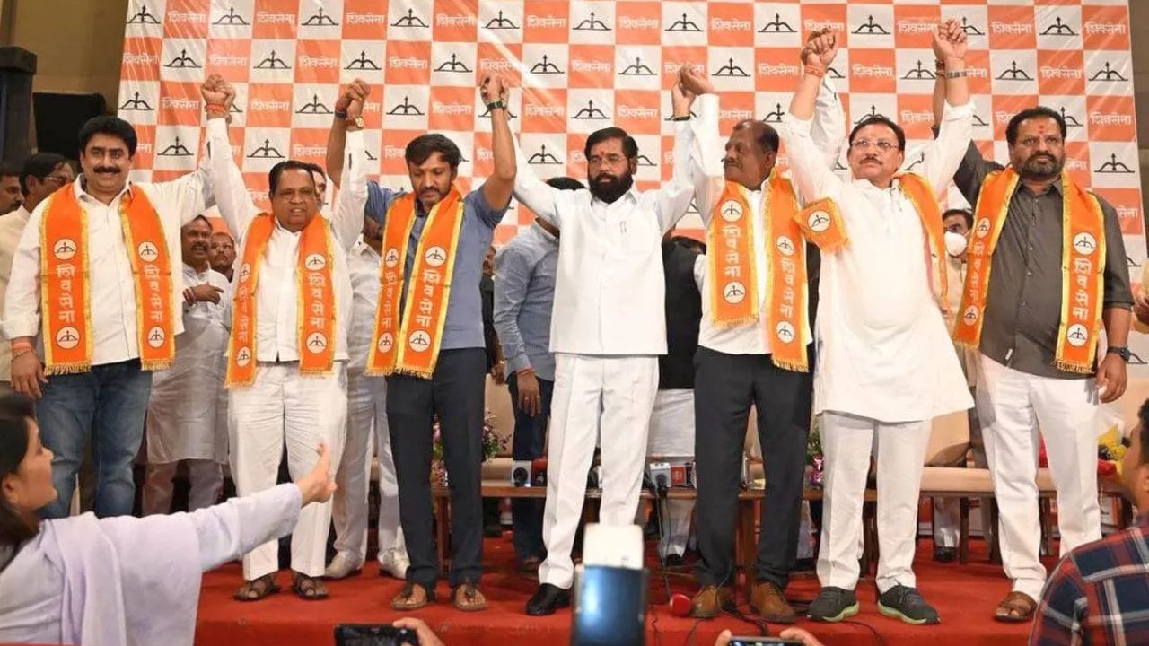 शिंदे गटात मोठी खळबळ! 6 खासदारांच्या बंडखोरीबाबत सुप्रीम कोर्टाचं मोठं पाऊल; एका खासदाराला… घडामोडी वाढल्या!