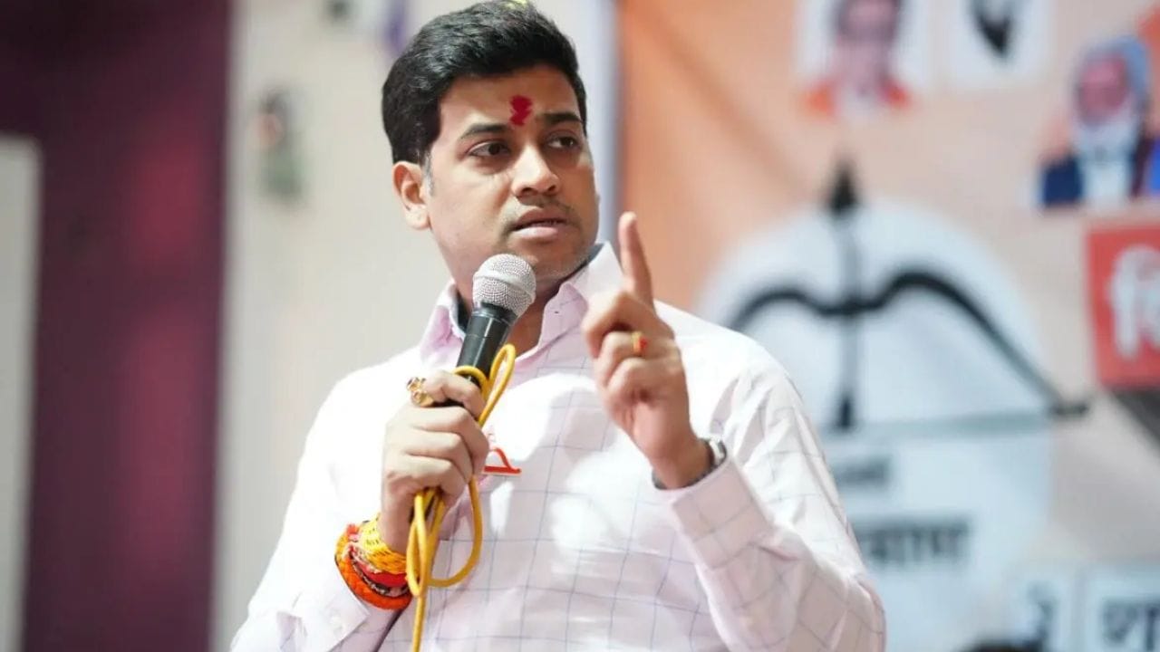 शिंदे गटाच्या टार्गेटवर आता Gen Z, श्रीकांत शिंदे यांनी आखला खास प्लॅन; वाचा रणनीती काय? शिंदे गटाच्या टार्गेटवर आता Gen Z, श्रीकांत शिंदे यांनी आखला खास प्लॅन; वाचा रणनीती काय?