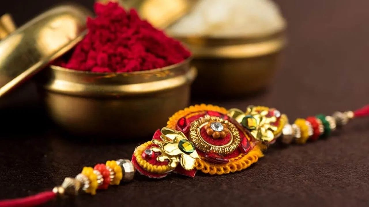 श्रावण पौर्णिमा तिथी गुरुवार 27 ऑगस्ट रोजी सकाळी 9.08 वाजता सुरू होते आणि शुक्रवार 28 ऑगस्ट रोजी सकाळी 9.48  वाजता संपते. त्यामुळे राखी बांधण्यासाठी शुभ वेळ सकाळी 5.57 ते सकाळी  9.48 आहे.