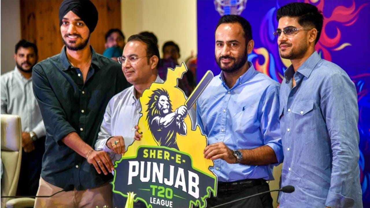 शुबमन गिलने 2 ऑगस्टला शेर ए पंजाब टी20 लीग स्पर्धेच्या लाँचिंग कार्यक्रमात भाग घेतला होता. तिथे वेगवान गोलंदाज अर्शदीप सिंहही होती. अर्शदीप सिंग या टी20 स्पर्धेत खेळणार असल्याचं बोललं जात आहे. (PC-PTI)