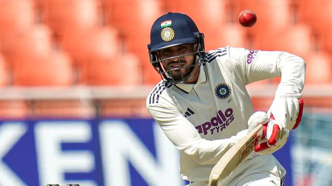 कर्णधार गिल दुसऱ्या डावातही फेल! जमत नाही तो फटका मारला आणि बाद झाला, रहाणे-पुजाराने काढले वाभाडे कर्णधार गिल दुसऱ्या डावातही फेल! जमत नाही तो फटका मारला आणि बाद झाला, रहाणे-पुजाराने काढले वाभाडे