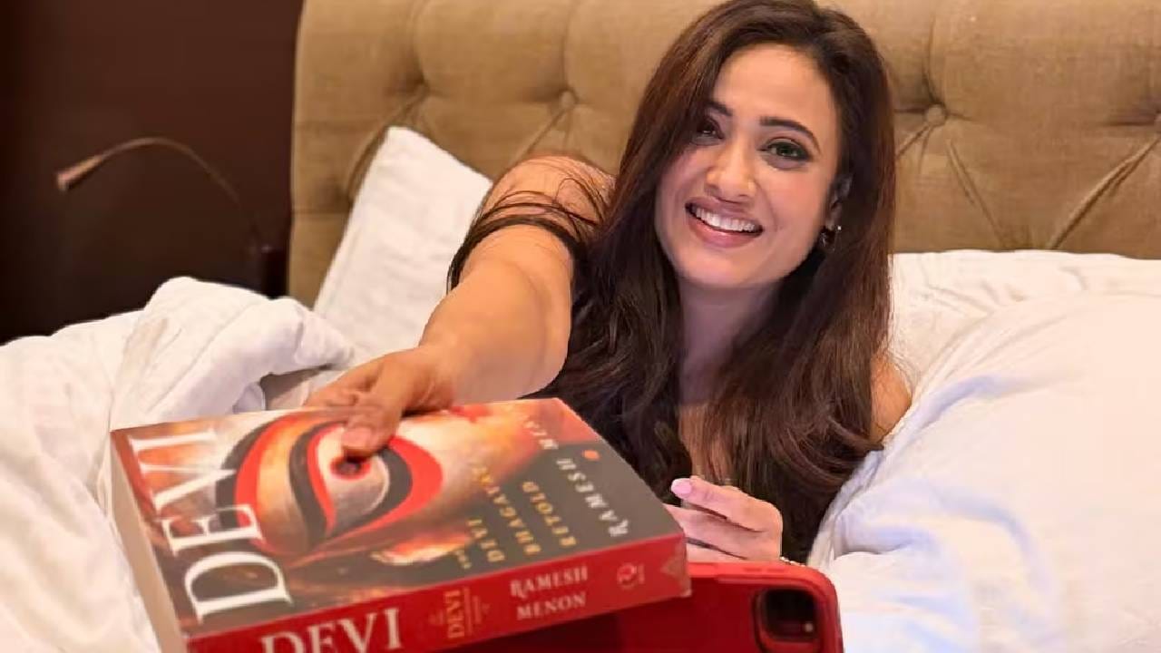 छोट्या पडद्यावरील लोकप्रिय अभिनेत्री श्वेता तिवारी पुन्हा एकदा तिच्या वैयक्तिक आयुष्यामुळे चर्चेत आली आहे. करण जोहरच्या 'द ट्रेटर्स' या रिअॅलिटी शोच्या दुसऱ्या पर्वाच्या ट्रेलरमध्ये श्वेताने तिच्या दोन्ही माजी पतींबाबत मोठा खुलासा केला आहे.