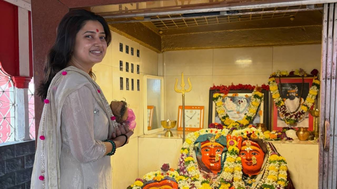 प्राजक्ताने आपल्या वाढदिवसाची सुरुवात श्री सिद्धिविनायकाचे दर्शन घेऊन केली. त्यानंतर तिने आई तळजाई मातेचेही आशीर्वाद घेतले. वाढदिवसानिमित्त काही फोटो शेअर करत तिने आपल्या आयुष्यात घेतलेल्या एका नव्या निर्णयाची माहिती चाहत्यांना दिली.