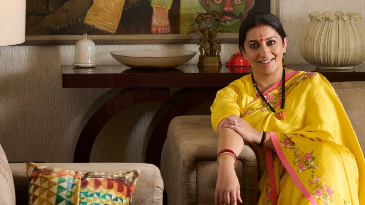 देशात पुढल्या वर्षी उत्तर प्रदेश, उत्तराखंड आणि पंजाबसह 7 राज्यांमध्ये विधानसभा निवडणुका होणार आहेत. या पार्श्वभूमीवर भारतीय जनता पक्षाने (भाजप) आपल्या तयारीला अधिक बळकटी देण्यासाठी नवी टीम तयार केली आहे. भाजपचे राष्ट्रीय अध्यक्ष नितीन नवीन यांनी सोमवारी नव्या टीमची, कार्यकारिणीची घोषणा केली. या टीममध्ये 13 उपाध्यक्ष आणि 8 सरचिटणीसांचा समावेश आहे. विशेष म्हणजे स्मृती इराणी यांना सरचिटणीसपद देण्यात आले आहे. यानिमित्ताने स्मृती इराणी यांचा आतापर्यंतचा राजकीय प्रवास, त्यांची संपत्ती आणि त्यांचे उत्पन्नाचे स्रोत यावर टाकूया एक नजर ( Photos : Instgram / Social Media)