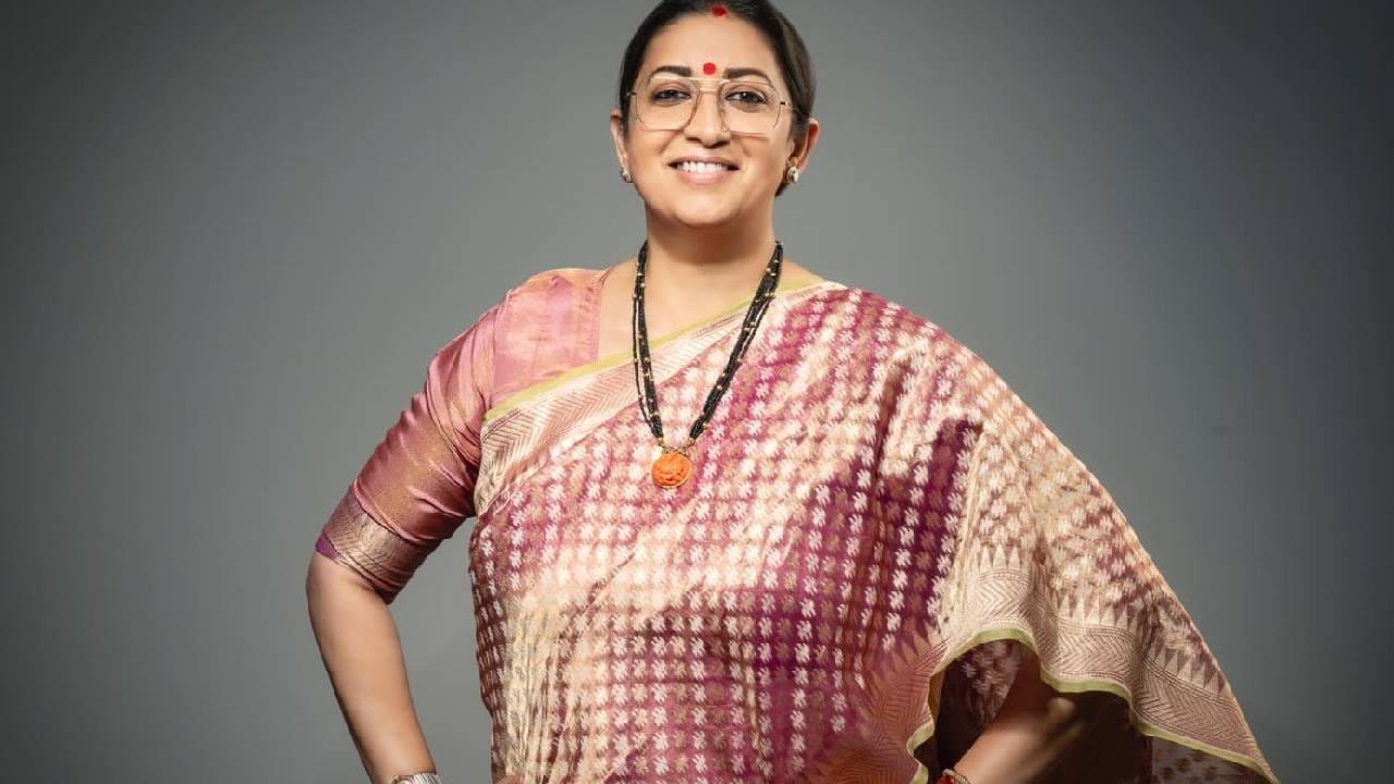 2003मध्ये भाजपमध्ये प्रवेश करून त्यांची राजकारणात एन्ट्री झाली. एका वर्षानंतर, 2004 मध्ये त्यांनी दिल्लीतील चांदणी चौक लोकसभा मतदारसंघातून पहिली निवडणूक लढवली. मात्र काँग्रेसचे कपिल सिब्बल यांनी त्यांचा 79,415 मतांनी पराभव केला. त्यानंतर 2014 मध्ये स्मृती यांनी अमेठीतून राहुल गांधी यांच्या विरोधात लोकसभा निवडणूक लढवली. त्या वेळी पराभव झाला असला, तरी राष्ट्रीय राजकारणातील त्यांची छाप अधिक ठळक झाली.