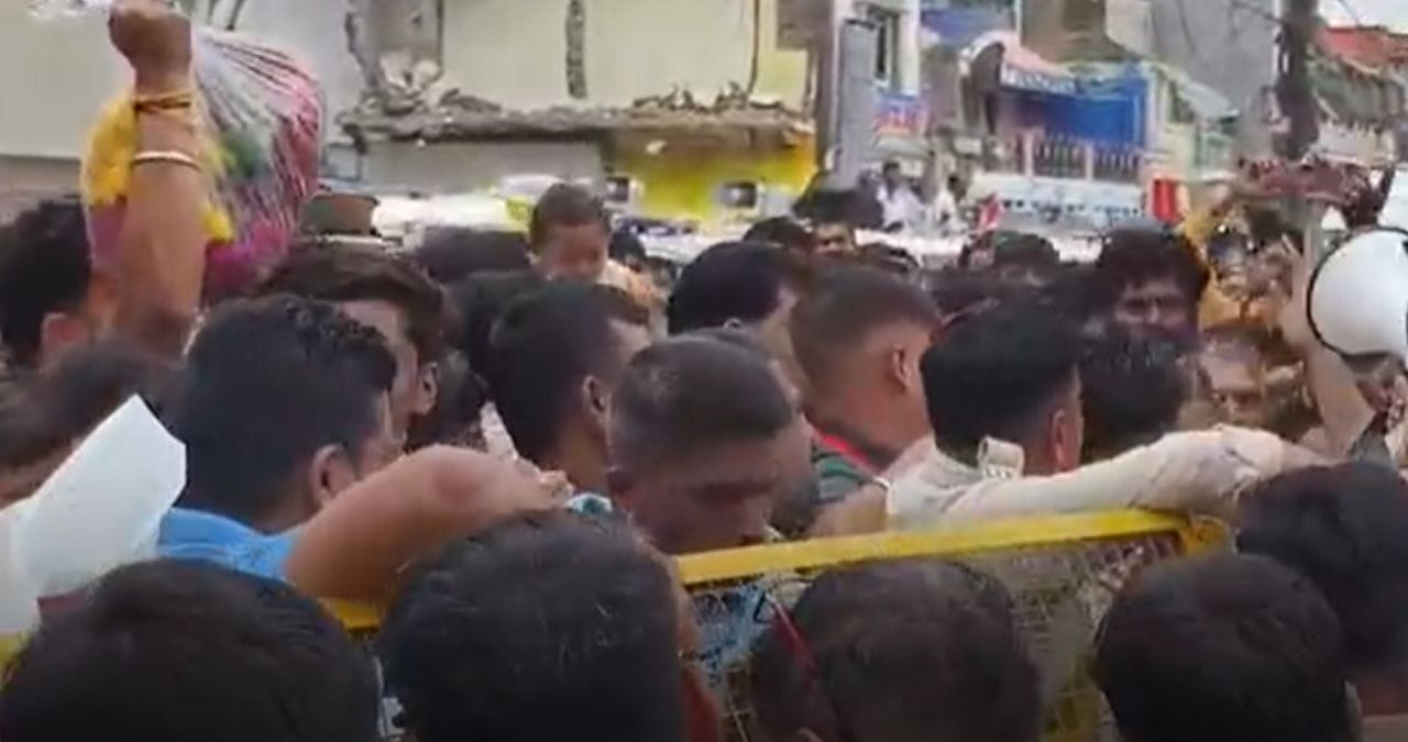 नागपंचमीला गालबोट, उज्जैनच्या नागचंद्रेश्वर मंदिरात चेंगराचेंगरी; अनेक भक्त गंभीर जखमी नागपंचमीला गालबोट, उज्जैनच्या नागचंद्रेश्वर मंदिरात चेंगराचेंगरी; अनेक भक्त गंभीर जखमी