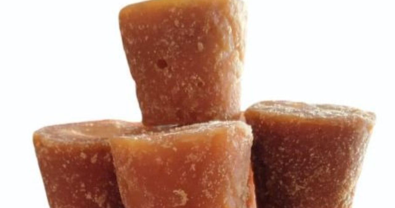 गूळ : साखरेपेक्षा गुळावर कमी प्रक्रिया केली जाते. अनेक जण साखेरला पर्याय म्हणून गुळाचा वापर करतात. गुळामध्ये लोह आणि काही आवश्यक खनिजे आढळतात. परंतु गूळ पूर्णपणे कॅलरी मुक्त नाही. गूळाच्या चहाने रक्तातील साखरेची पातळी वेगाने वाढण्याची शक्यता आहे. मधुमेही रुग्णांनी गुळाचा अती वापर टाळणे फायदेशीर ठरेल.
