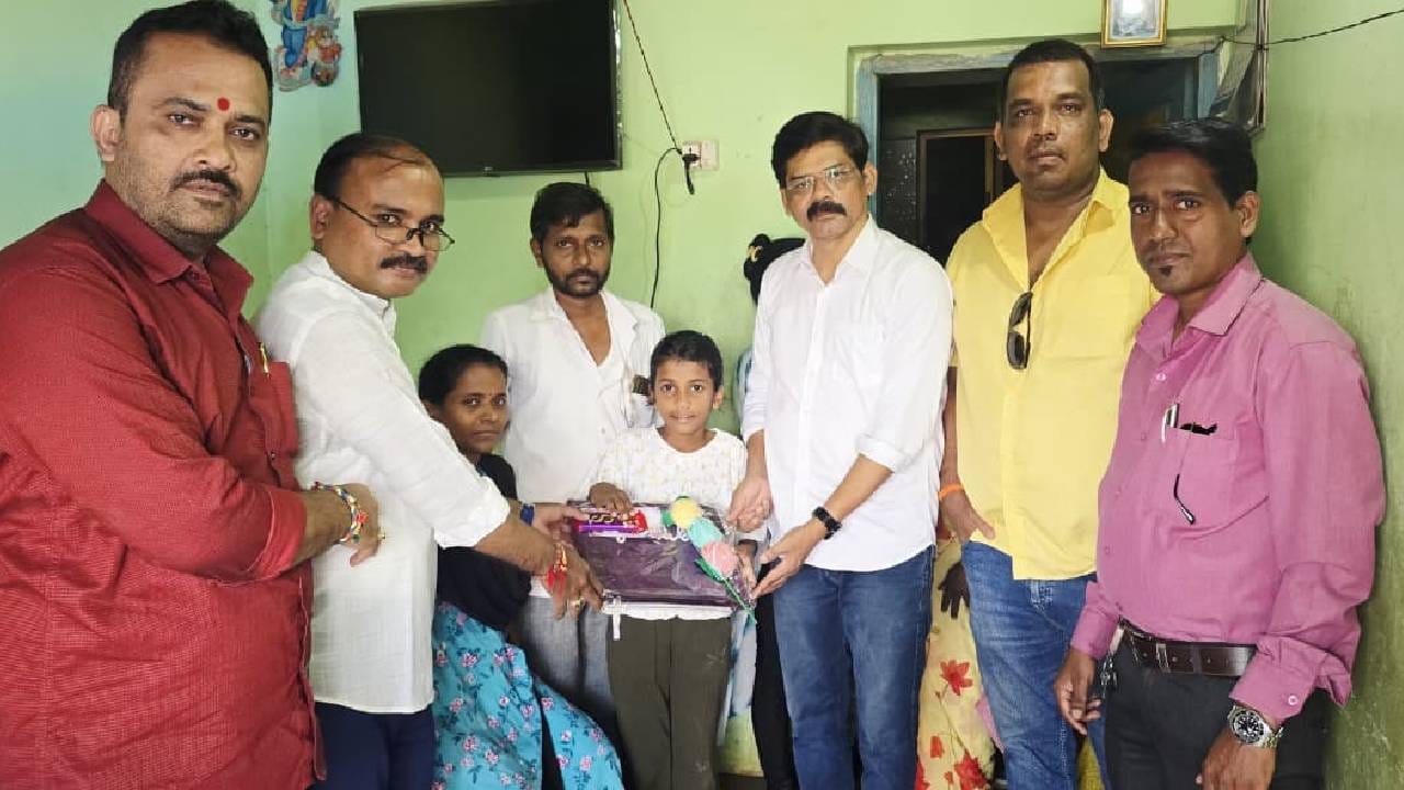अवघ्या १० वर्षांच्या स्वर्णीने दाखवलेल्या प्रसंगावधानामुळे आणि धाडसामुळे मोठा अनर्थ टळला. मगरीच्या तावडीत अडकलेल्या आईला स्वतःच्या जीवाची पर्वा न करता बाहेर खेचणाऱ्या या चिमुकलीच्या धाडसाला परिसरातून सलाम केला जात आहे. स्थानिकांकडून तिचे कौतुक केले जात आहे.