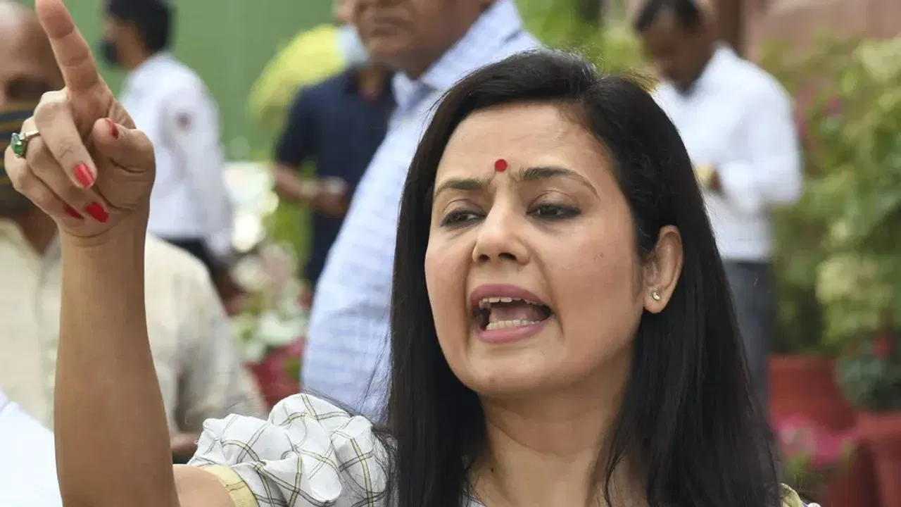 आधी फोन आला, नंतर थेट रुमच खाली करण्यास सांगितली; महिला खासदाराचे संतापजनक आरोप आधी फोन आला, नंतर थेट रुमच खाली करण्यास सांगितली; महिला खासदाराचे संतापजनक आरोप