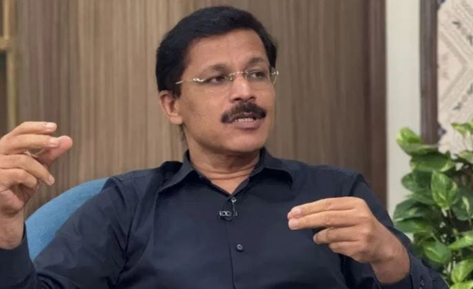 यूपीएससी'च्या तयारीदरम्यान १९९६ मध्ये पहिल्यांदा दिल्लीला गेल्याचा किस्सा त्यांनी सांगितला. 'दिल्लीतील जवाहर बुक डेपोमधून पुस्तके घेतल्यानंतर पहाडगंजमधील एका हॉटेलमध्ये थांबलो होतो,' असं मुंढे यांनी सांगितलं.