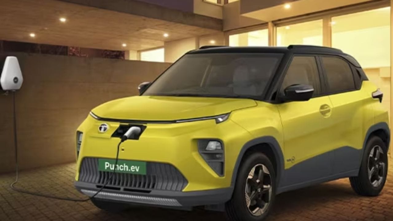 Tata Punch EV: जर तुम्हाला कमी किंमती SUV सारखी स्टाईल आणि जास्त स्पेस पाहिजे असेल तर पंच ईव्ही चांगला पर्याय आहे. BaaS प्लान सोबत हीची सुरुवातीची किंमत सुमारे 6.49 लाख आणि सामान्य एक्स शोरुम किंमत 9.69 लाखाने सुरु होते. हीचे डिझाईन ICE Punch हून वेगळे आहे. यात क्लोज्ड फ्रंट ग्रिल, एलईडी लाईट बार, नवीन बंपर आणि एअरो डिझाईन्सचे अलॉय व्हील्स देण्यात आले आहेत.