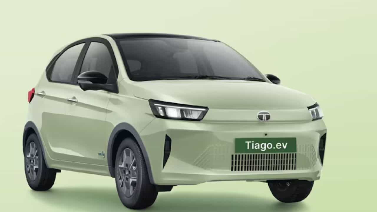 Tata Tiago EV: ही भारताटी सध्याच्या सर्वाज स्वस्त ई-कार पैकी आहे. BaaS (Battery-as-a-Service) प्लान सोबत या कारची सुरुवातीची एक्स शोरुम किंमत सुमारे 4.69 लाख रुपयांनी सुरु होते. तर बॅटरी सब्सक्रिप्शनसाठी स्वतंत्र शुल्क द्यावे लागते. सामान्यत: खरेदी पर्यायात हीची किंमत 6.99 लाख रुपयांनी सुरु होते. हिचे कॉम्पॅक्ट हॅचबॅक डिझाईन नवीन LED DRLs, क्लोज्ड-ऑफ फ्रंट ग्रिल, एअरो-स्टाईल अलॉय व्हिल्स आणि कनेक्टेड एलईडी टेललाईट्समुळे ती आधी पेक्षा मॉर्डन दिसते.