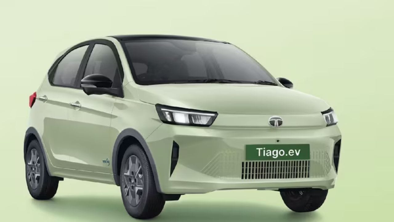 Tata Tiago EV: ही भारताटी सध्याच्या सर्वाज स्वस्त ई-कार पैकी आहे. BaaS (Battery-as-a-Service) प्लान सोबत या कारची सुरुवातीची एक्स शोरुम किंमत सुमारे 4.69 लाख रुपयांनी सुरु होते. तर बॅटरी सब्सक्रिप्शनसाठी स्वतंत्र शुल्क द्यावे लागते. सामान्यत: खरेदी पर्यायात हीची किंमत 6.99 लाख रुपयांनी सुरु होते. हिचे कॉम्पॅक्ट हॅचबॅक डिझाईन नवीन LED DRLs, क्लोज्ड-ऑफ फ्रंट ग्रिल, एअरो-स्टाईल अलॉय व्हिल्स आणि कनेक्टेड एलईडी टेललाईट्समुळे ती आधी पेक्षा मॉर्डन दिसते.
