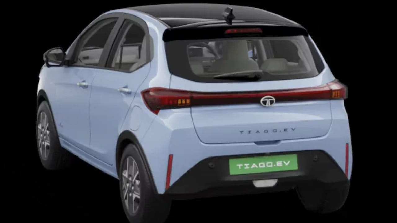 Tata Motors ची Tata Tiago हीदेखील बजेटमध्ये येणारी लोकप्रिय कार आहे. तिच्या बेस व्हेरियंटची एक्स-शोरूम किंमत सुमारे 4.69 लाख रुपयांपासून असल्याचे नमूद केले जाते. मात्र मुंबईसारख्या शहरात RTO, इन्शुरन्स आणि इतर शुल्कांमुळे ऑन-रोड किंमत वाढते.