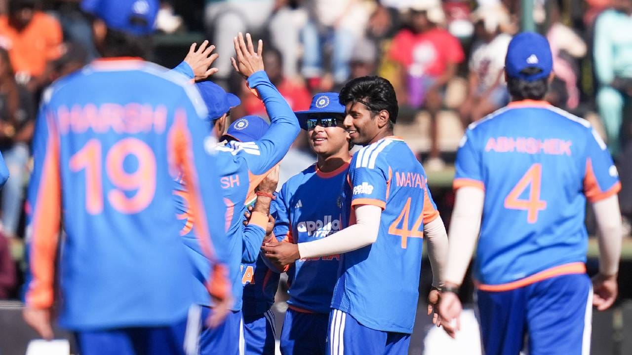 अफगाणिस्तानविरुद्धची टी20 मालिका टीम इंडियासाठी खूपच महत्त्वाची असणार आहे. कारण इंग्लंड आणि आयर्लंडविरुद्धच्या मालिकेत भारताला पराभवाचं तोंड पाहावं लागलं होतं. त्यानंतर झिम्बाब्वेविरुद्ध भारताने कमबॅक केलं. आता पुन्हा एकदा श्रेयस अय्यरच्या नेतृत्वाचा कस लागणार आहे. (Photo: BCCI Twitter)
