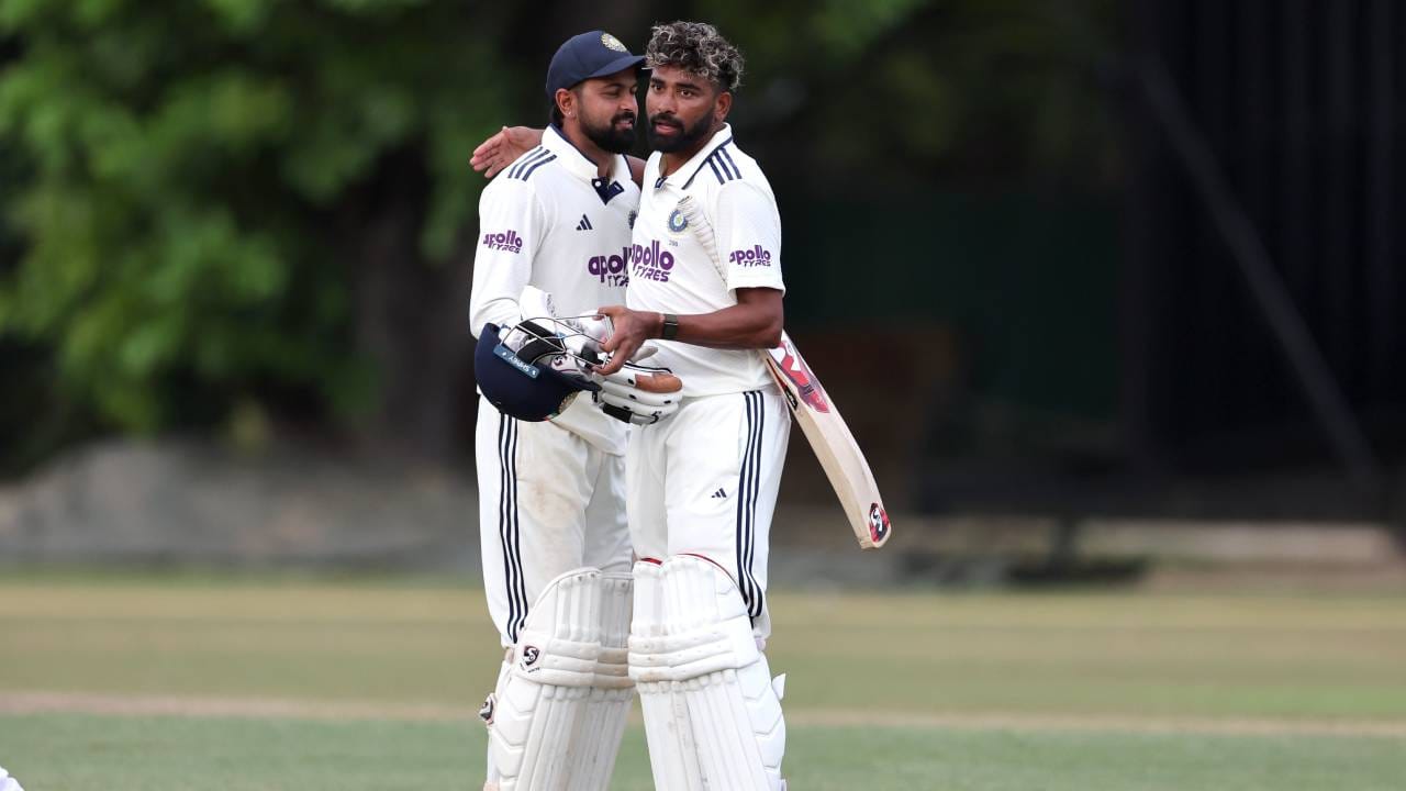 भारत श्रीलंका कसोटी मालिकेतील पहिला सामना गॉल आंतरराष्ट्रीय मैदानात खेळला जाणार आहे. या मैदानात दिग्गज खेळाडूंनी खोऱ्याने धावा केल्या आहेत. पण सचिन तेंडुलकरची बॅट या मैदानात कधी चालली नाही. असं असताना एका खेळाडूने हे मैदान मात्र गाजवलं आहे. (Photo: BCCI Twitter)
