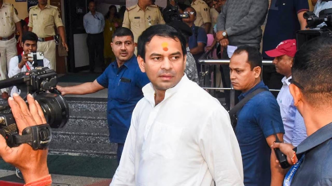 Tej Pratap Yadav: डायनामाइट लावून माझी हत्या करतील..; तेजप्रताप यादव यांचा खळबळजनक दावा, हनीट्रॅपचाही आरोप Tej Pratap Yadav: डायनामाइट लावून माझी हत्या करतील..; तेजप्रताप यादव यांचा खळबळजनक दावा, हनीट्रॅपचाही आरोप