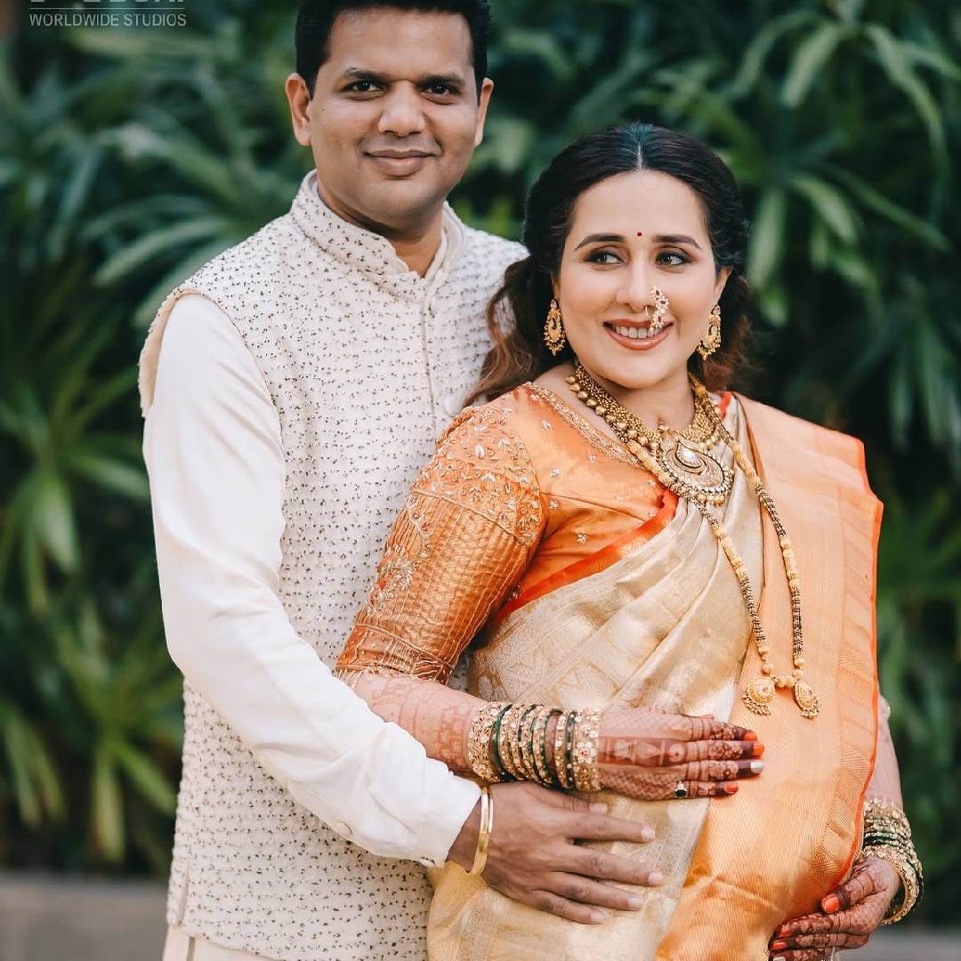 तेजस्विनीने शेअर केलेल्या या फोटोंमध्ये तिच्या आयुष्यातील हा खास क्षण अगदी सुंदर पद्धतीने टिपलेला दिसतो. बेबी शॉवपच्या या फोटोंमध्ये तिच्या चेहऱ्यावर मातृत्वाचा आनंद आणि उत्साह स्पष्टपण जाणवतोय. कुटुंबीय आणि जवळच्या व्यक्तींसोबत तिने हा आनंद साजरा केला. 
