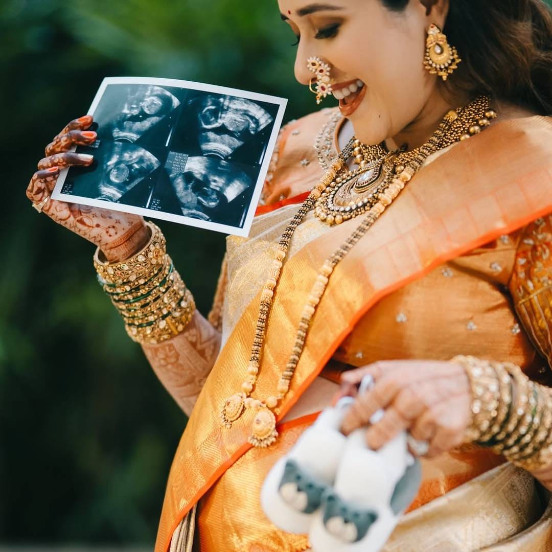 या फोटोंसोबत तिने लिहिलं, 'फक्त आम्ही दोघं.. आणि आमच्यात बहरत असलेली एक छोटीशी प्रेमकहाणी. हा दिवस आमच्या प्रेमाचा, कुटुंबाचा आणि आमच्या आयुष्यात येणाऱ्या छोट्या जीवाचा उत्सव होता. या फोटोंकडे आता पाहतना एक वेगळीच भावना जाणवत आहे.'
