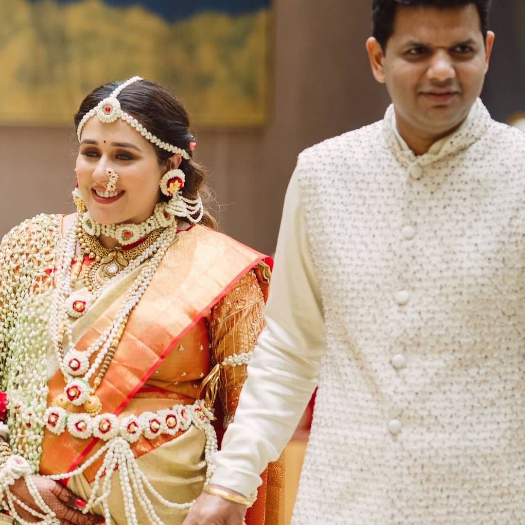 मराठी कलाविश्वातील अभिनेत्री तेजस्विनी लोणारीने नुकतीच चाहत्यांना गुड न्यूज दिली आहे. तेजस्विनीने तिच्या आयुष्यातील नव्या आणि खास अध्यायाची झलक सोशल मीडियावर शेअर केली आहे. आई झाल्यानंतर तिने तिच्या बेबी शॉवरचे काही सुंदर फोटो चाहत्यांसोबत शेअर केले आहेत. या फोटोंसोबतच कॅप्शनमध्ये तिने तिच्या भावना व्यक्त केल्या आहेत.