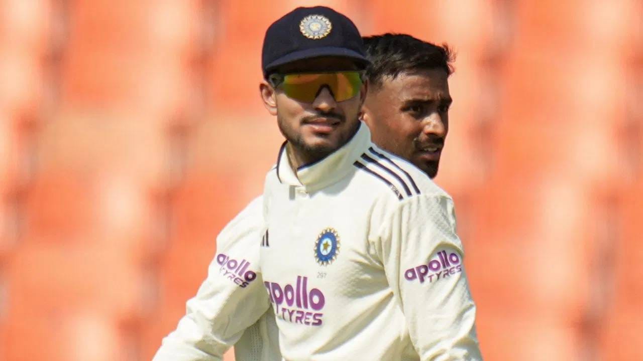 श्रीलंका दौऱ्यावर असलेल्या टीम इंडियाला कसोटी क्रिकेटमध्ये मोठा इतिहास रचण्याची संधी आहे. भारतीय संघ श्रीलंकेविरुद्ध दोन सामन्यांची कसोटी मालिका खेळणार आहे. भारताला दोन्ही सामन्यात विजय महत्त्वाचा आहे. (PHOTO CREDIT- PTI)