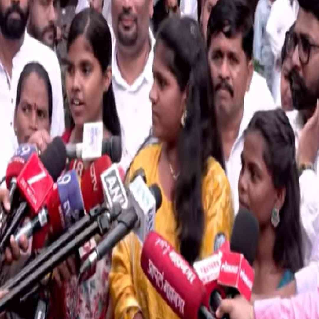या शाळकरी मुली हातातल्या छत्रीलाच माईक बनवून रस्त्याच्या दुरावस्थेबद्दल बोलल्या होत्या. “हा रस्ता द्रुतगती महामार्गासारखा आहे. अशा गाड्या जात आहेत की गाड्या जाताना पोटातलं पाणी सुद्धा हलत नाही. तुम्ही बघू शकता रस्ते कसे आहेत" अशा शब्दात या मुलींनी फिल्ड रिपोर्टिंग केलं होतं.