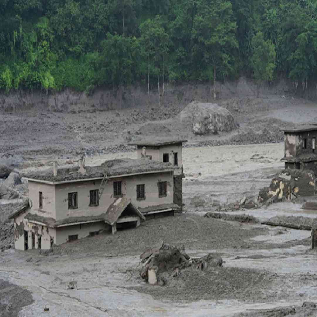नेपाळच्या रसुवा जिल्ह्यात भोटे कोशी नदीला आलेल्या पुरामुळे नेपाळमध्ये मोठा विनाश झाला आहे. त्यामुळे भारताचं टेन्शन देखील वाढलं आहे. ही नदी तिबेटच्या शिशापांगमा पर्वत रांगेतून निघते व नेपाळमध्ये प्रवेश करते. ही नदी नेपाळच्या सिंधुपालचौक आणि रसुवा जिल्ह्यातून वाहते. (Getty Images)