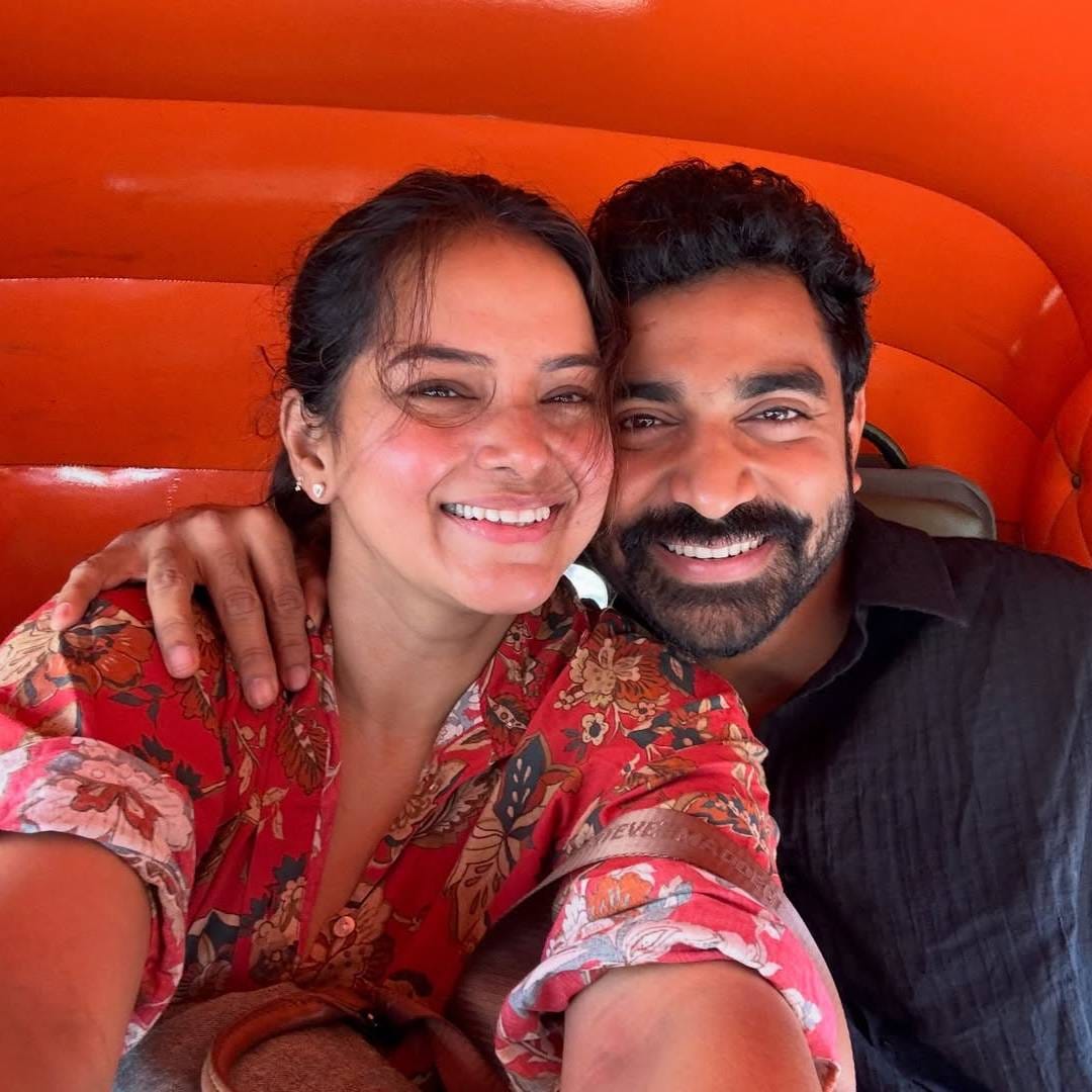 एका साम्राज्याच्या उदयाची आणि त्याला अजिंक्य समजणाऱ्या माणसाची रंजक कथा यात पहायला मिळणार आहे. सिद्धार्थची पत्नी आणि अभिनेत्री तितिक्षा तावडेनंही हा पोस्टर शेअर करत 'let's go' असं लिहिलं आहे. हंसल मेहता यांनी याआधी 'स्कॅम 1992' आणि 'स्कॅम 2003' हे सीरिज प्रेक्षकांच्या भेटीला आणले होते.