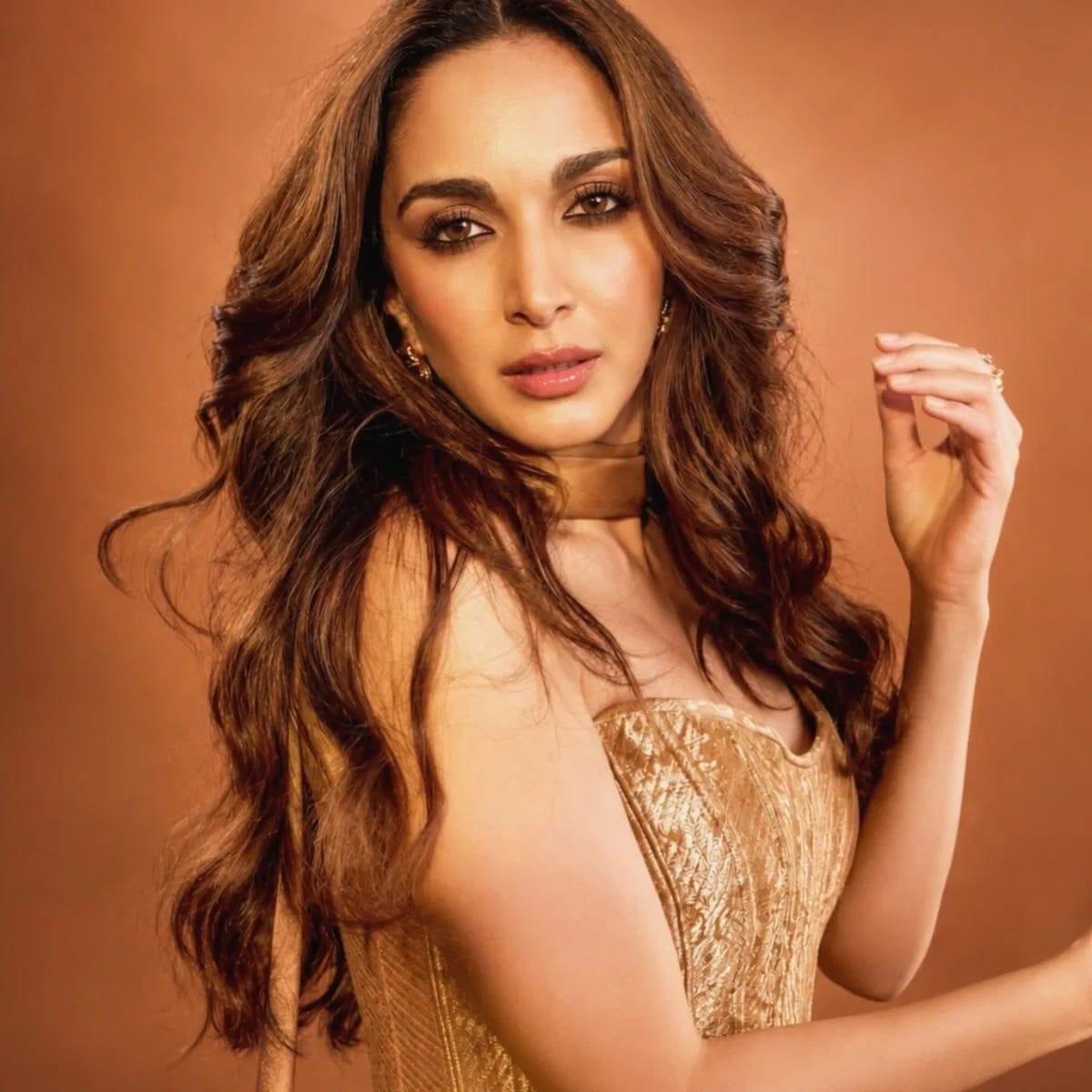 अभिनेत्रीने हा ड्रेस नेटच्या ओढणीसह पूर्ण केला आहे. मेकअपबाबत सांगायचं तर, कियाराने 'शिमरी' लूकची निवड केली आहे, जो तिच्या ड्रेसशी अगदी योग्यप्रकारे जुळतो.