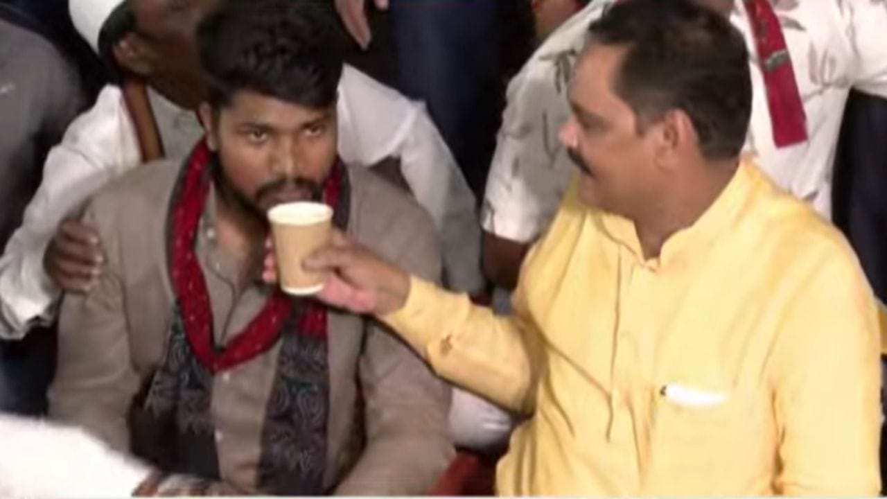 पुण्यातील उपोषणकर्त्या आदिवासी विद्यार्थ्यांना मोठे यश, सरकारने जीआर काढले; आंदोलन मागे घेतलं! पुण्यातील उपोषणकर्त्या आदिवासी विद्यार्थ्यांना मोठे यश, सरकारने जीआर काढले; आंदोलन मागे घेतलं!