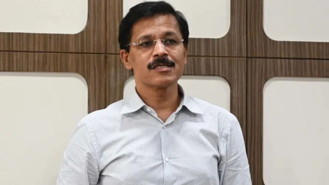 तुकाराम मुंढे यांनी एनडीटीव्ही प्रॉफिटला दिलेल्या मुलाखतीमध्ये बोलताना म्हटले की,माझ्या मुलाचा वाढदिवस होता.त्याला त्याच्या मित्रांसोबत रेस्टारंटमध्ये जायचे होते.त्याने अगोदरच ऑनलाईन बुकिंग केले.