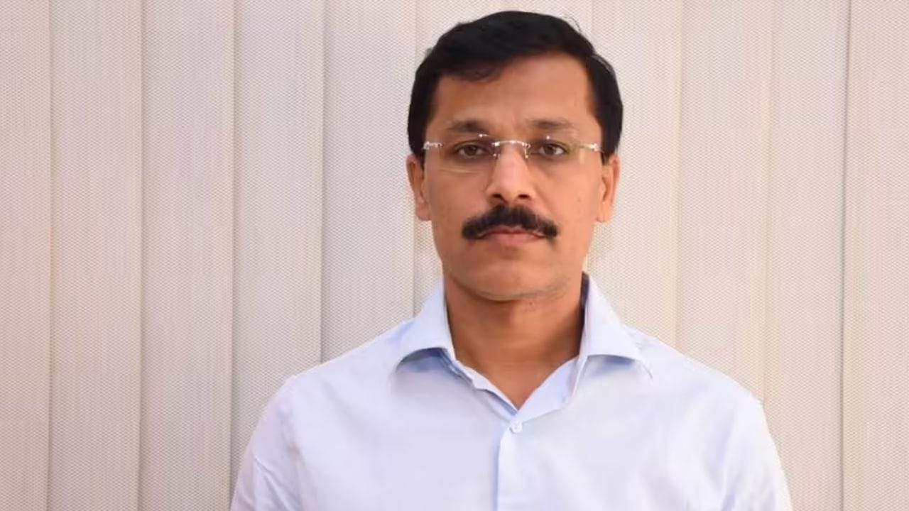 मी बुकिंग नाही केले.माझा मुलगा त्याच्या मित्रांना घेऊन जात आहे.बहुतेक त्याने त्याच्या मित्रांसाठी बुक केले असावे,मी असे सांगितले.सध्या पडणाऱ्या धाडींमुळे नक्कीत सतर्कता दिसून येत आहे.मी शक्यतो बाहेर जेवणासाठी जात नाही.