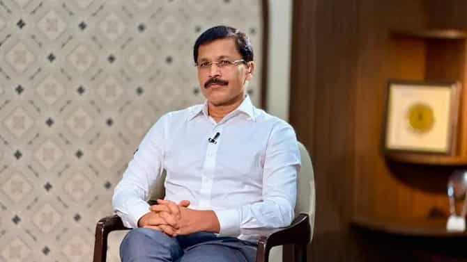 Tukaram Mundhe: दहा दिशेला दहा तोंडं करून बसलोय, तुकाराम मुंढेंचा अधिकारी-कर्मचाऱ्यांना सज्जड दम; जीन्स-टीशर्टवरूनही सुनावलं