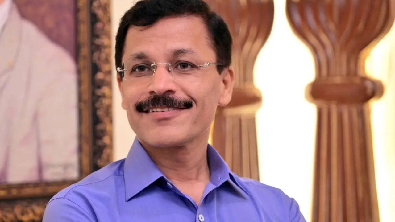 तुकाराम मुंढे यांनी एनडीटीव्ही प्रॉफिटला एका मुलाखत दिली.या मुलाखतीमध्ये त्यांनी अनेक गोष्टींवर भाष्य केले. तुकाराम मुंढे यांनी स्पष्ट केले की,मी रेस्टारंटमध्ये शक्यतो जेवायला जात नाही.मला घरचे साधे जेवण आवडते.मी माझ्या आवडची पदार्थ कधी कधी खातो.