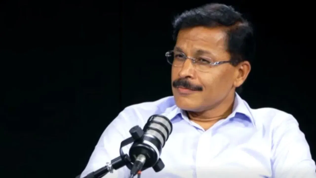 काही वर्षांपूर्वी सचिव दर्जाच्या पदांवर जाण्यापूर्वी त्यांचे वेतन अंदाजे एक लाख चौवेचाळीस हजार रुपये इतके होते. त्यानंतर सचिव दर्जाच्या पदांवर रुजू झाल्यानंतर आणि सातव्या वेतन आयोगानुसार त्यांचे वेतन वाढले आहे. 